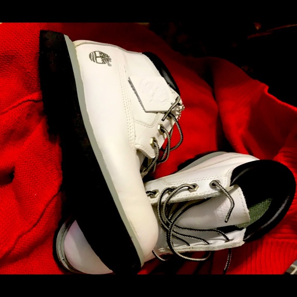 Like new white Timberland boots. Smoke-free, pet- free home. Size 7 - Picture 8 of 8